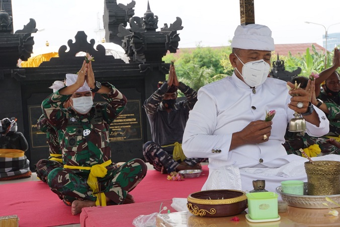 Pangkoarmada II Ikuti Perayaan Hari Raya Siwaratri Di Pura Jala Wira Dharma
